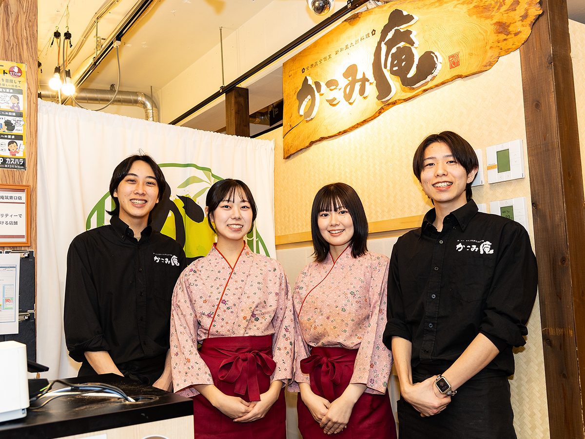 厨房で働くコズミックのスタッフ